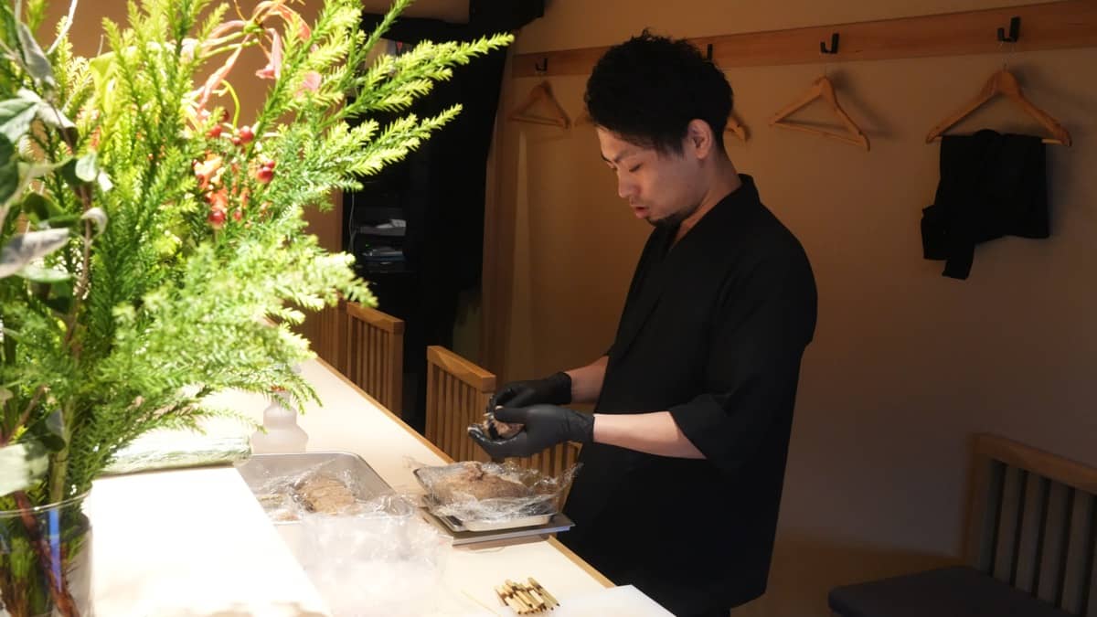 配膳準備する男性スタッフ
